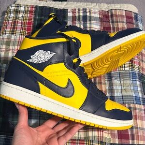 Jordan Men's Navy and Yellow Sneakers